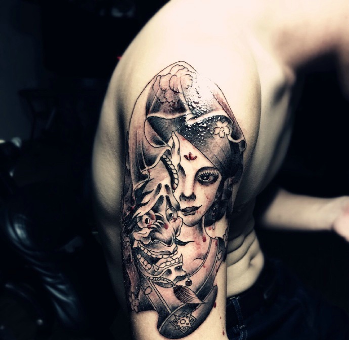 般若与花妓混合的手臂纹身图案