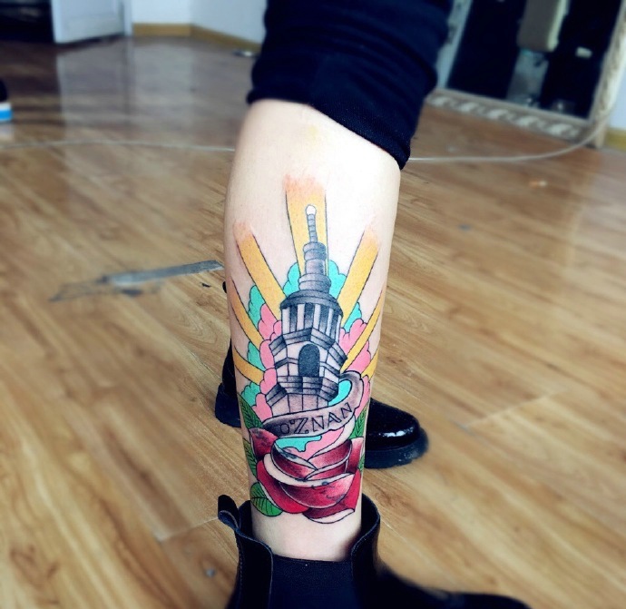 小腿处水彩灯塔纹身图案很个性