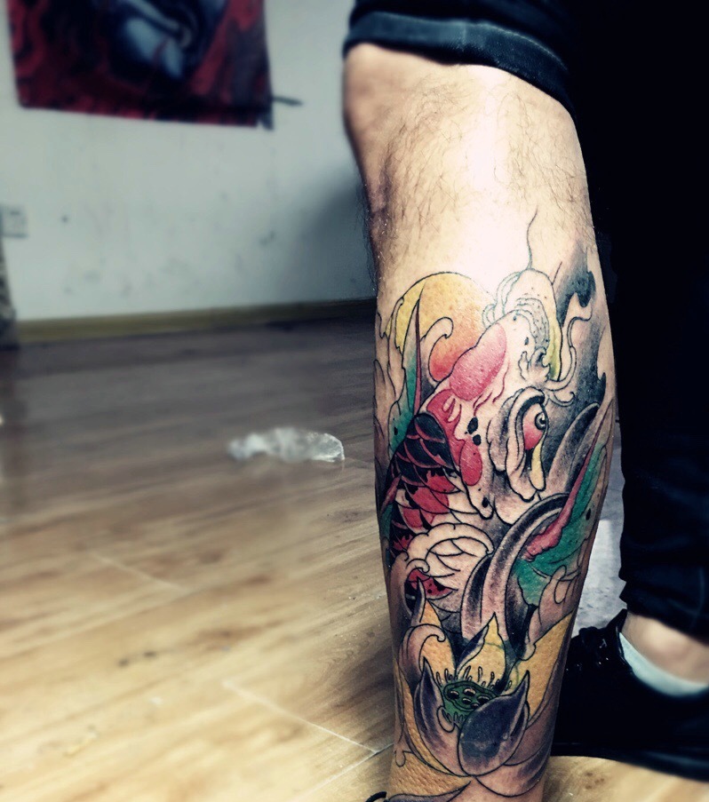 包小腿鲤鱼与莲花一起的纹身图案