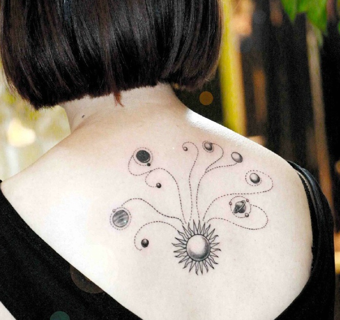 适合时尚女生后背个性纹身图案