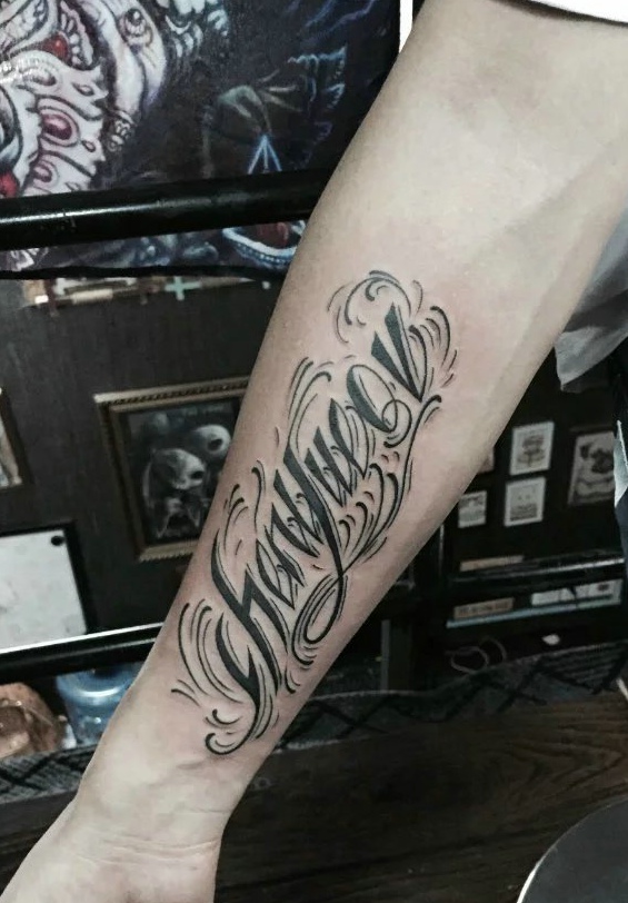 手臂时尚花体英文纹身图案