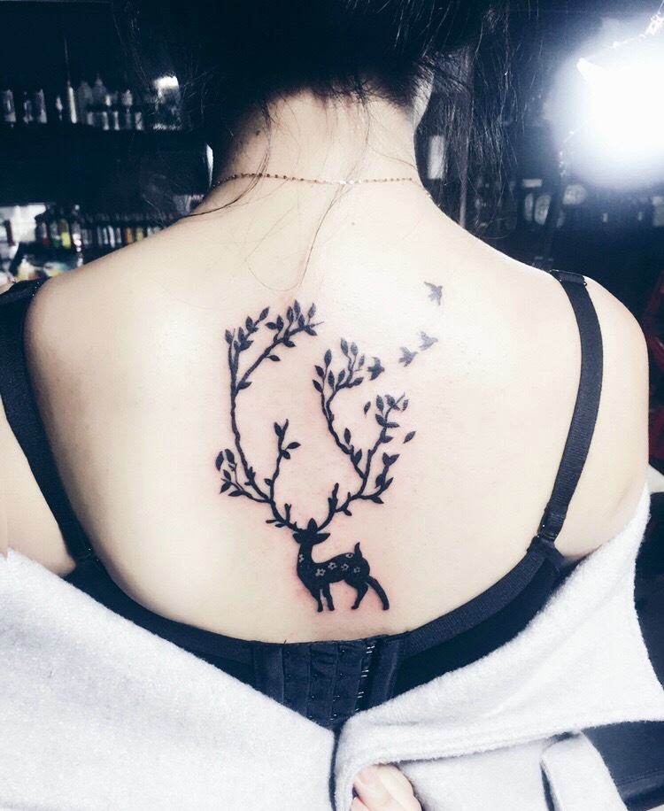 个性女孩后背好看的小鹿纹身图案