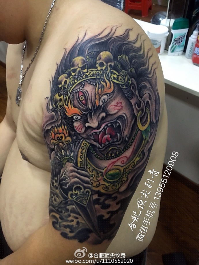 大臂经典十足的传统大黑天纹身图案