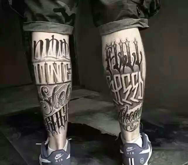 个性男孩双腿部花体英文纹身图案