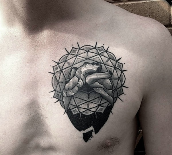 另类男孩胸前有趣的图腾纹身图案