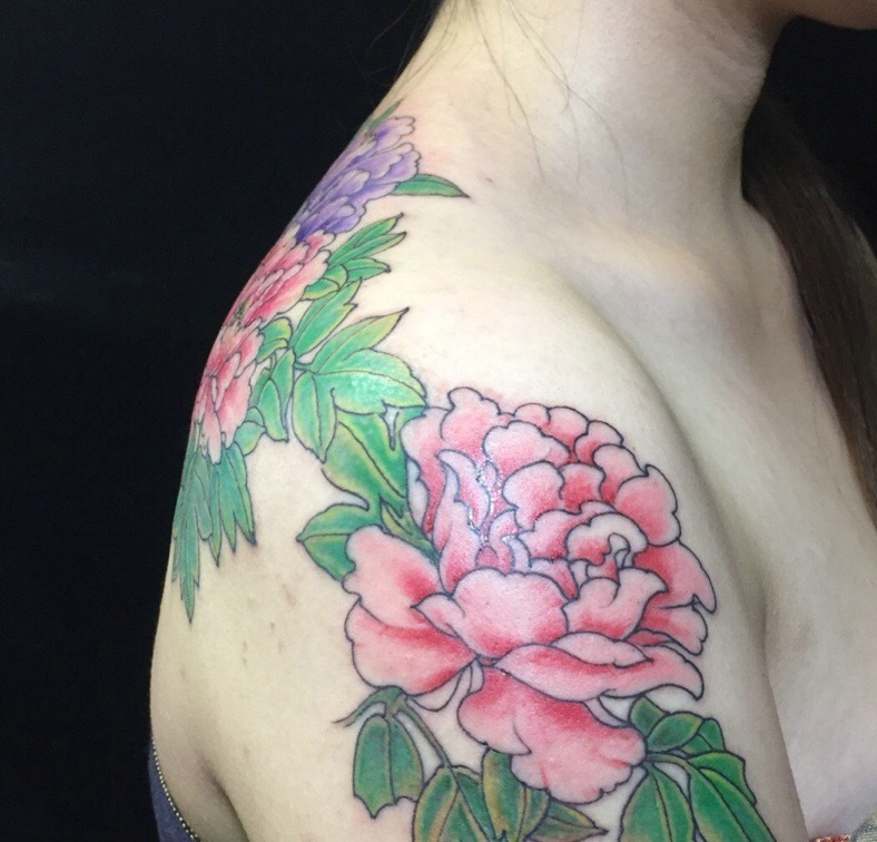 香肩上的艳丽富贵牡丹纹身图案