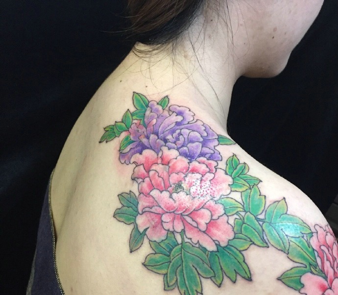 香肩上的艳丽富贵牡丹纹身图案