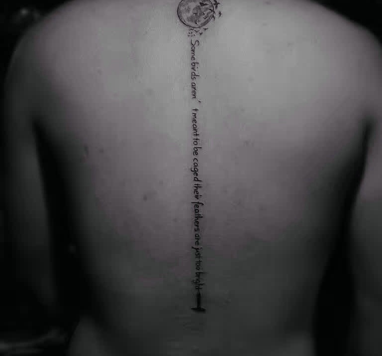 脊椎部小清新英文纹身图案