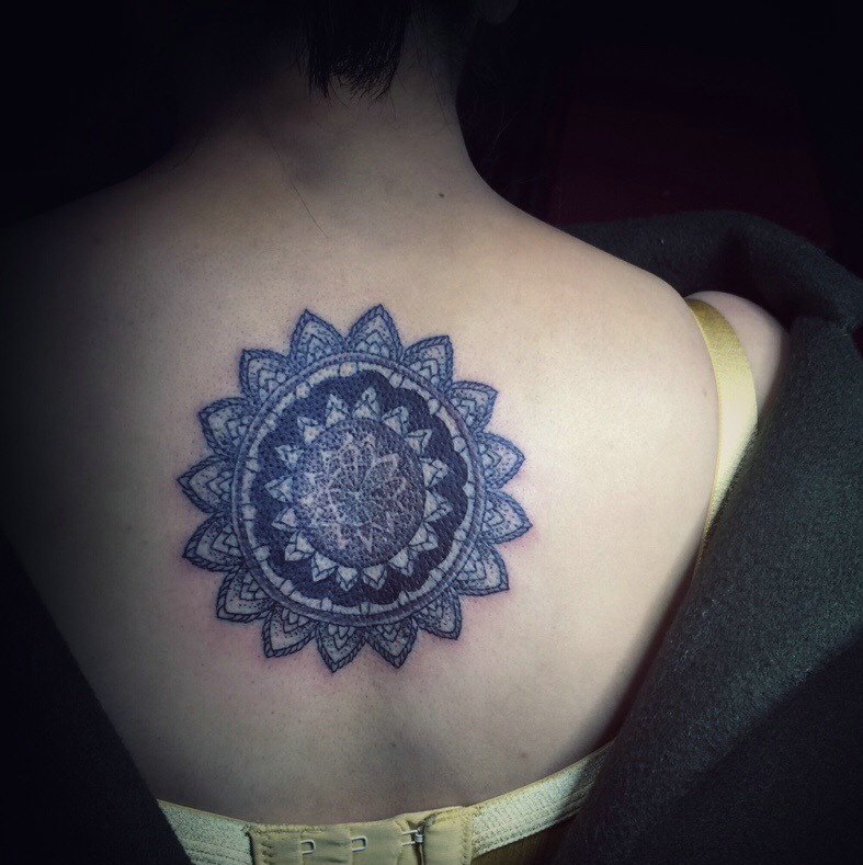 后背个性好看的梵花纹身图案