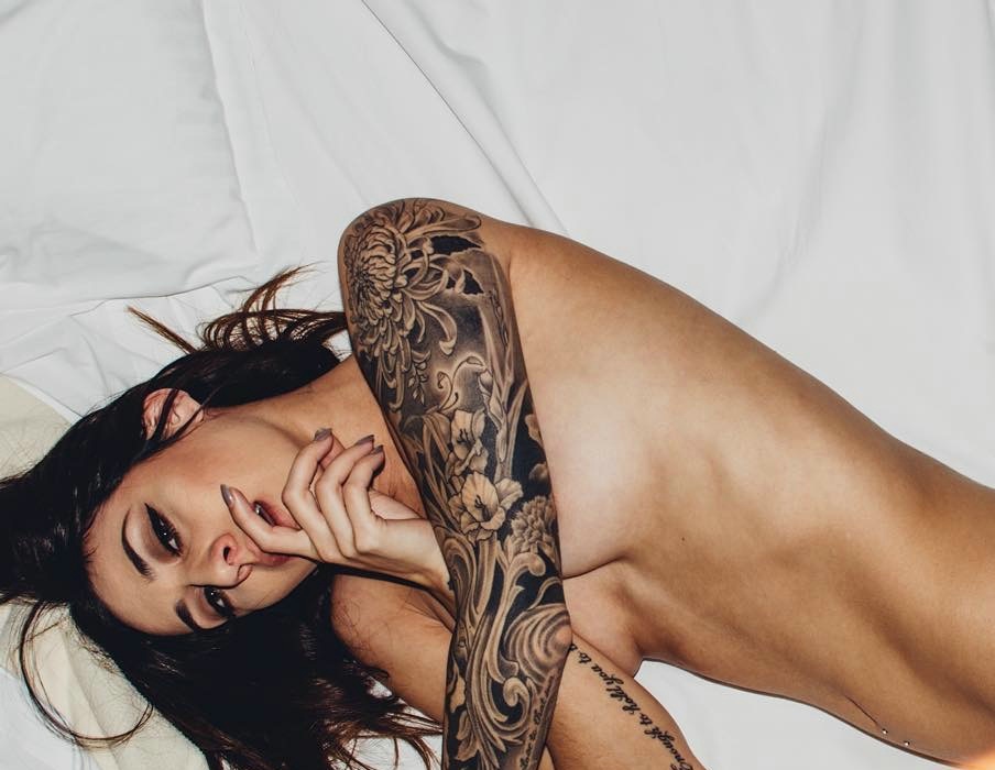 性感欧美女孩花臂纹身图案很诱人