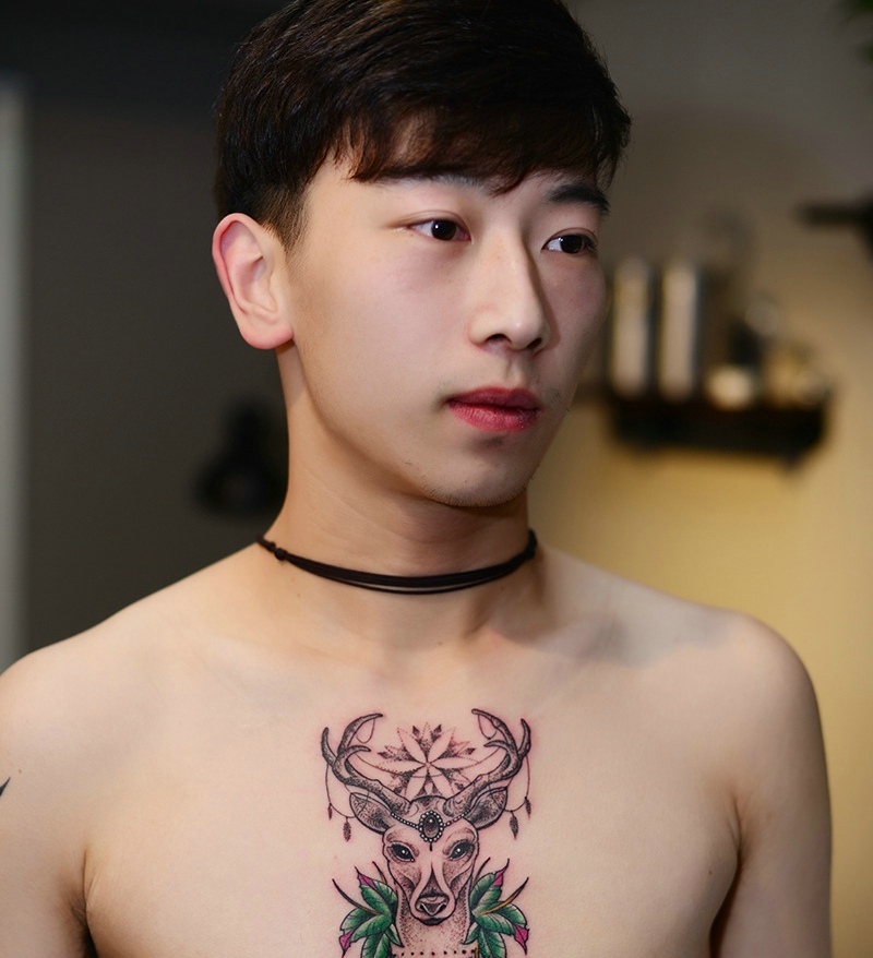 潮男胸前一只小鹿纹身图案帅气十足