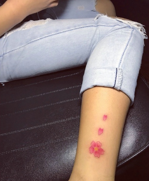 适合女生的简约樱花纹身图案