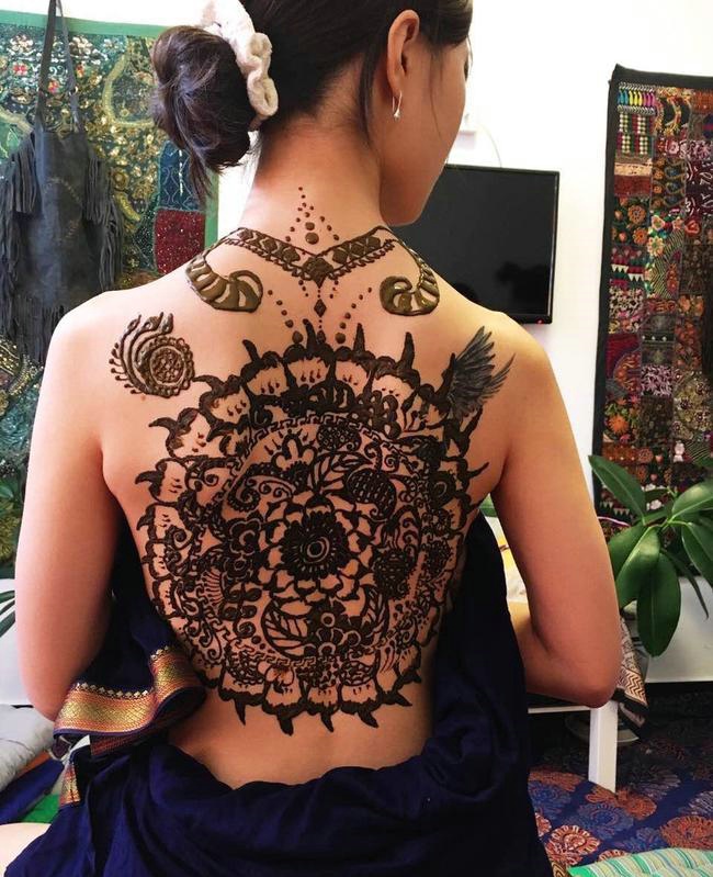 满背时尚好看的精美海娜纹身图案