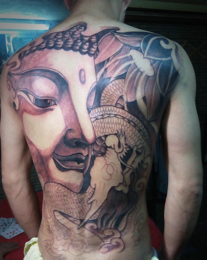 满背大佛像纹身图案十分的酷