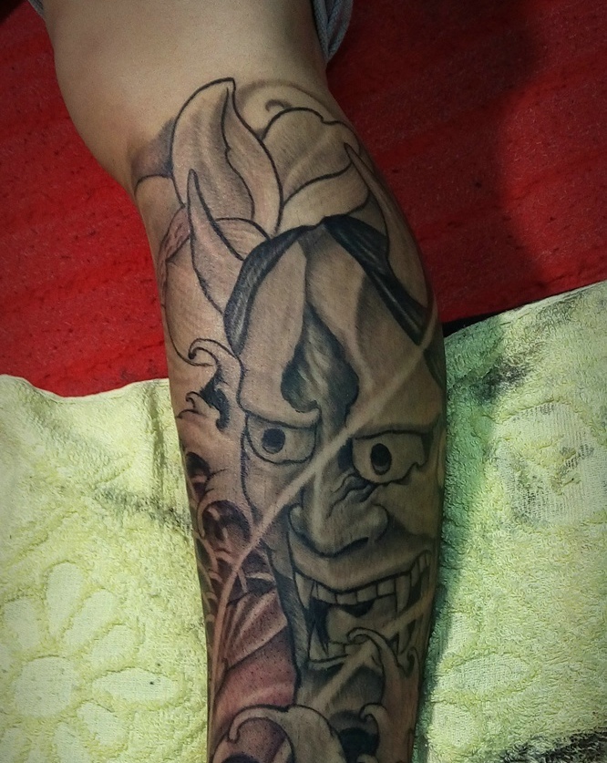 小腿处黑灰小般若纹身图案也很帅气