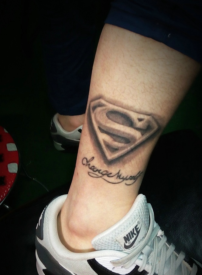 小腿处个性有趣的图腾纹身图案