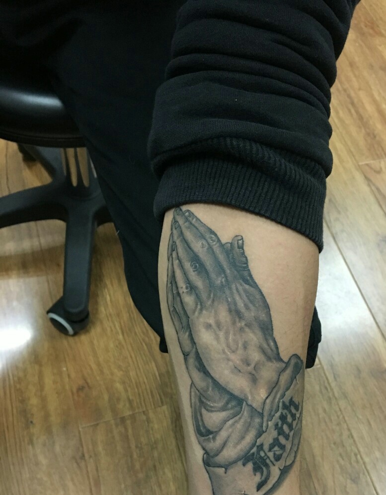 小腿部一对手掌纹身图案很个性