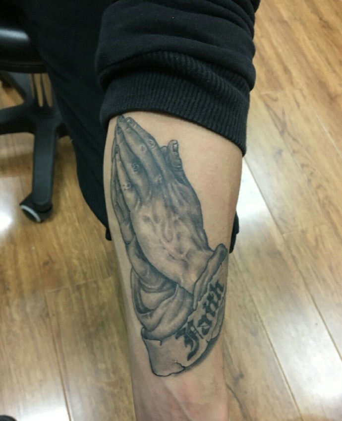 小腿部一对手掌纹身图案很个性