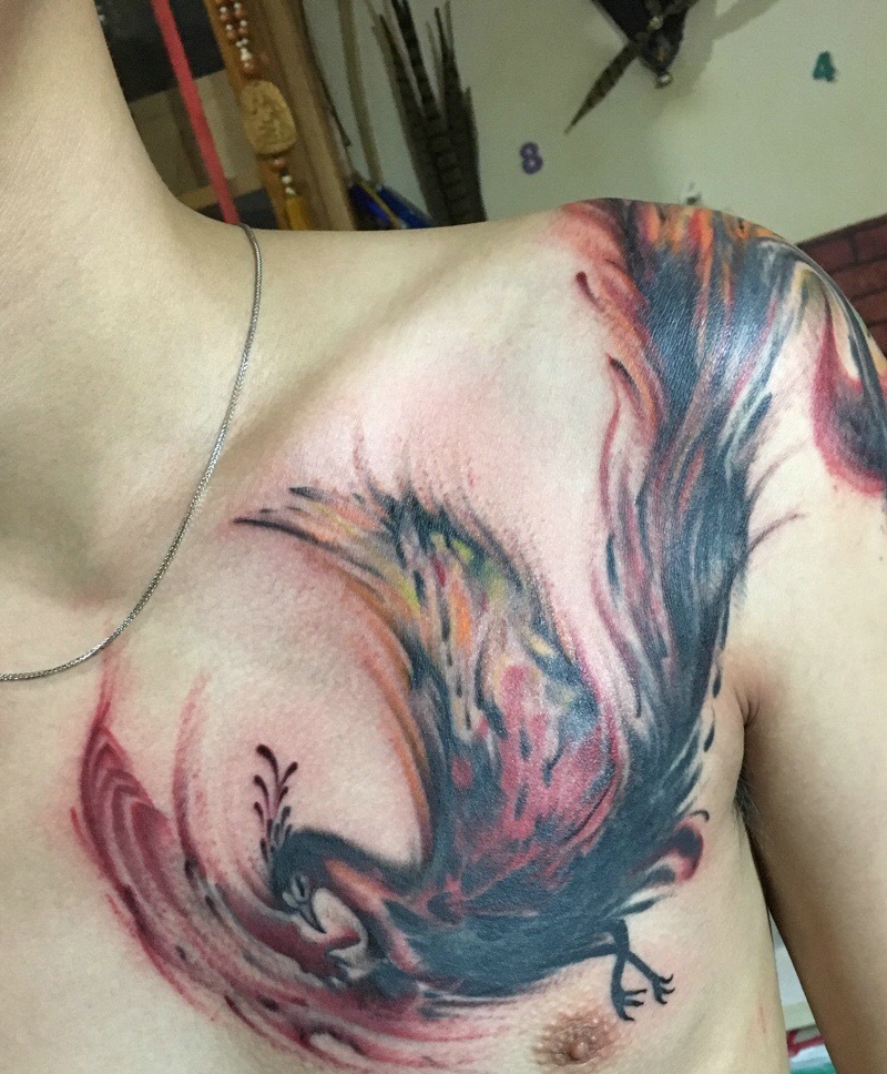 男士胸前一只飞翔的孔雀纹身图案