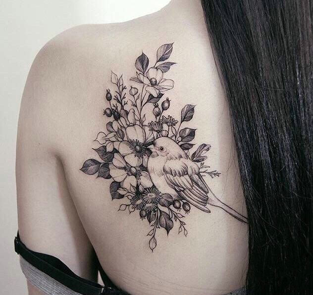 女生后背水墨花朵与小鸟纹身图案