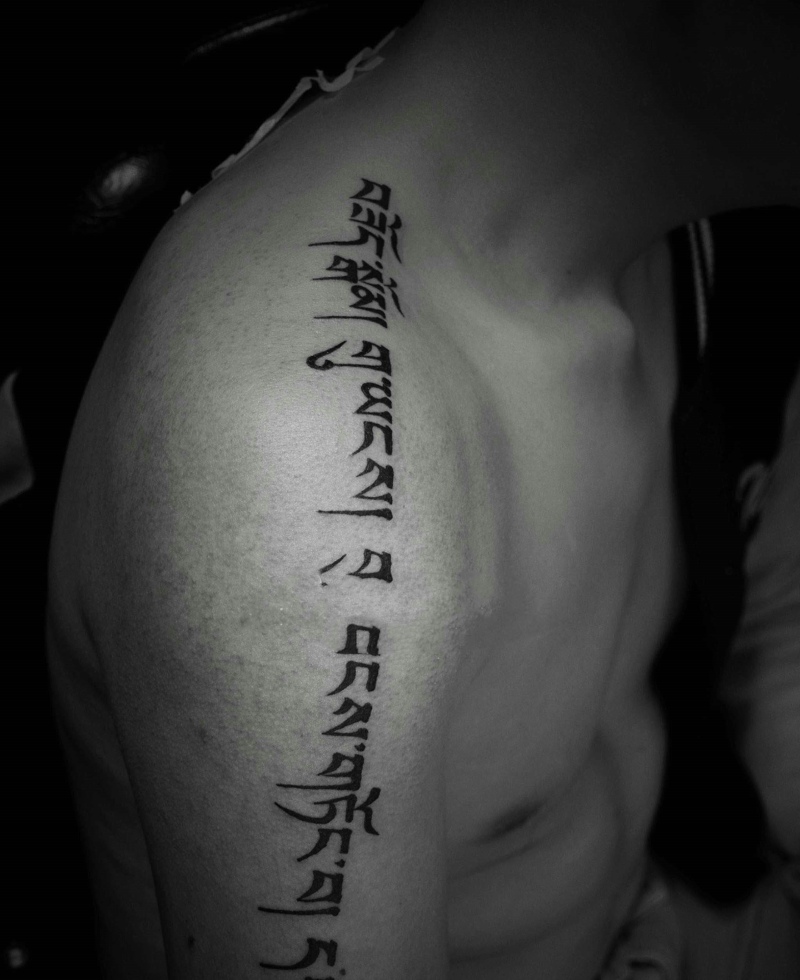 垂直下来的肩膀梵文纹身图案