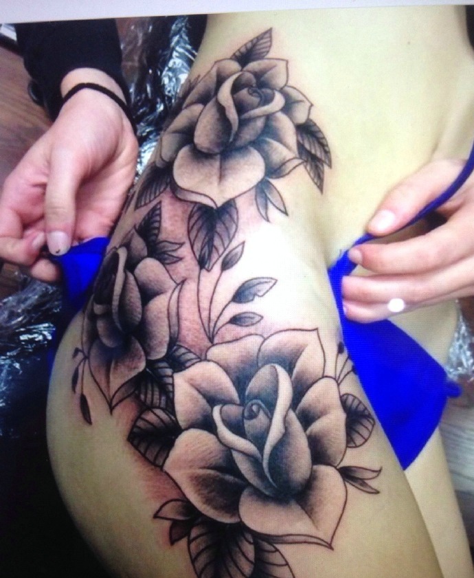 性感美女臀部延伸到腰部的玫瑰纹身图案