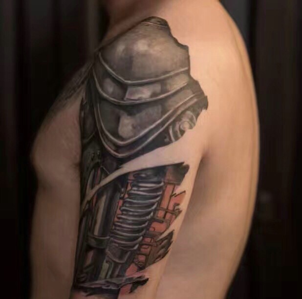 手臂一款超级霸气的机械纹身图案
