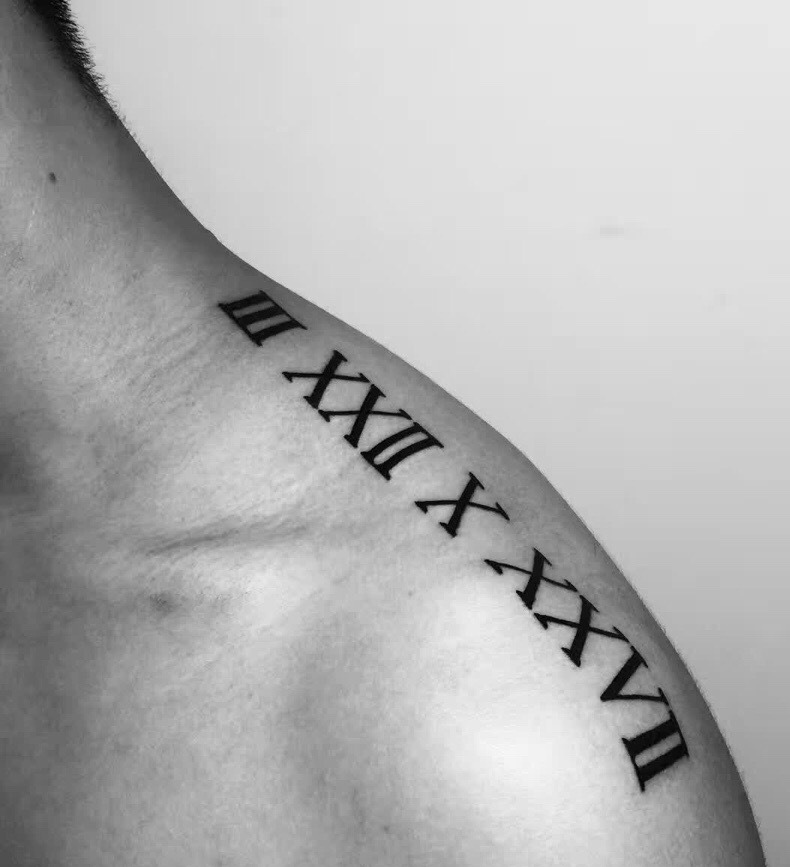 男士肩膀处罗马数字纹身图案
