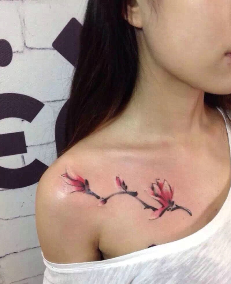 长发女孩锁骨处美丽花朵纹身图案