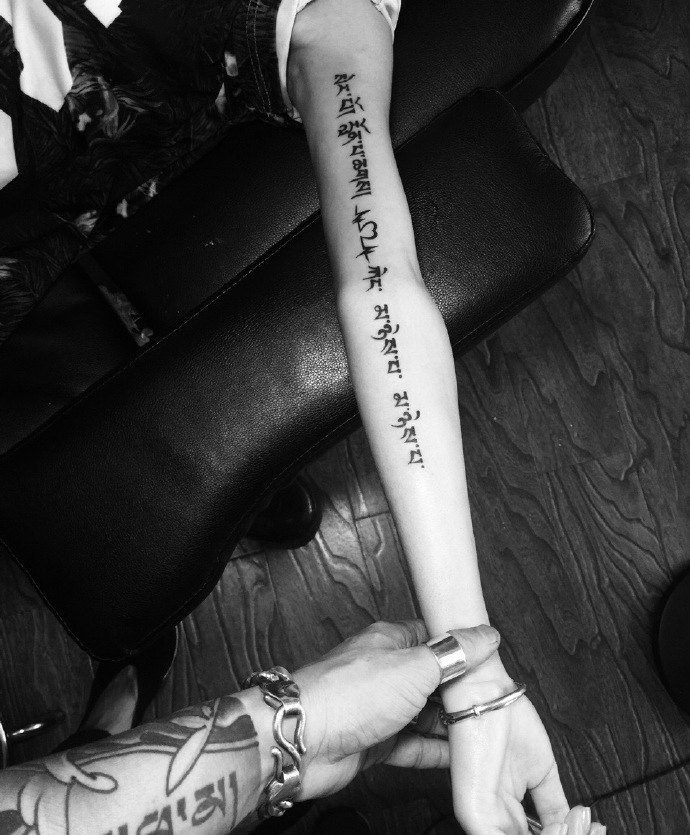 手臂简单时尚的梵文纹身图案