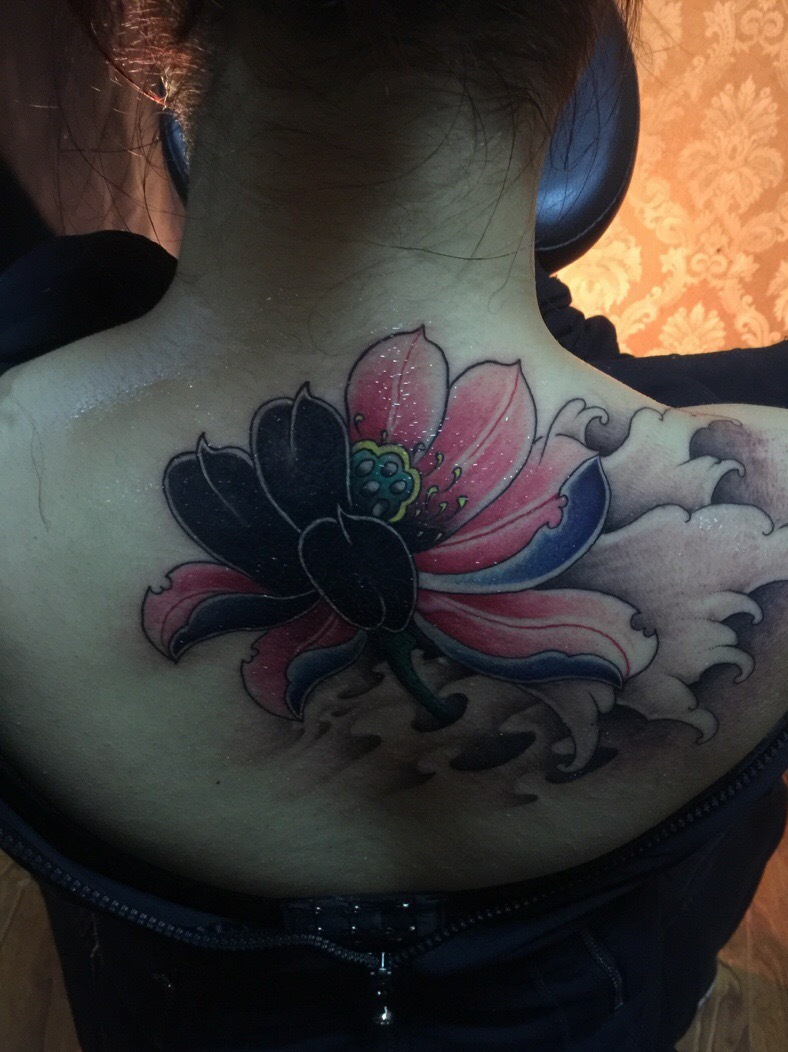 个性女孩后背抢眼的彩色莲花纹身图案