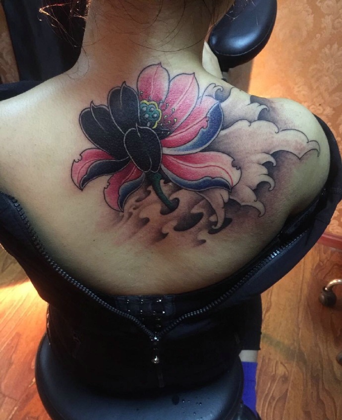 个性女孩后背抢眼的彩色莲花纹身图案
