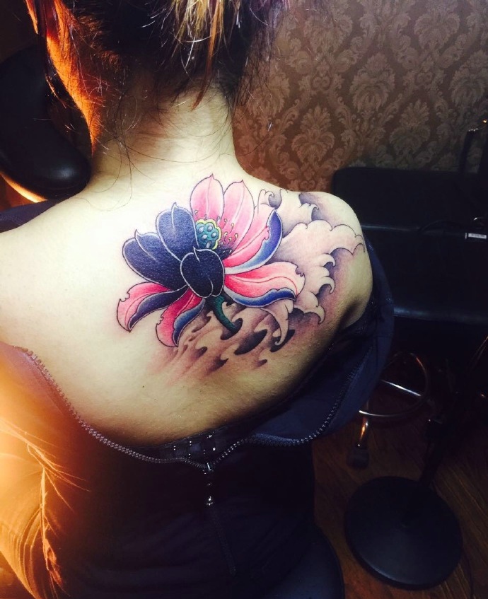 个性女孩后背抢眼的彩色莲花纹身图案