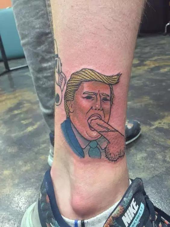 小腿处男士抽大烟彩色纹身图案