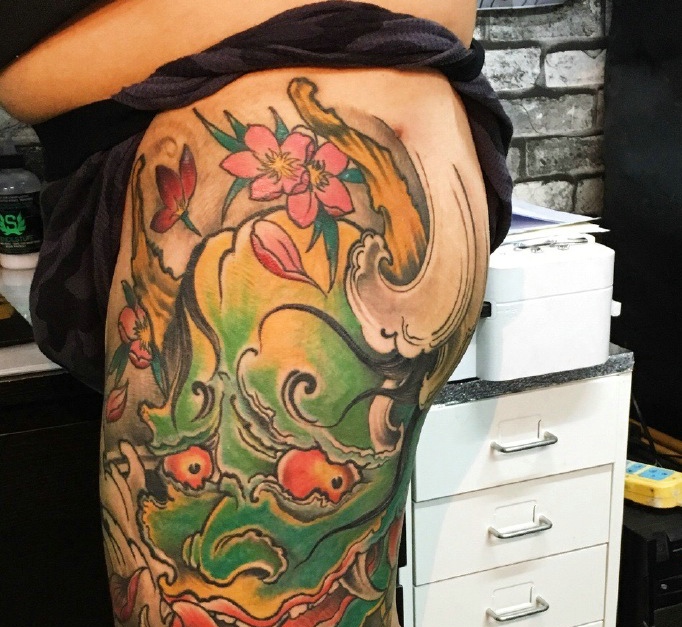 遮盖整个腿部的彩色般若纹身图案