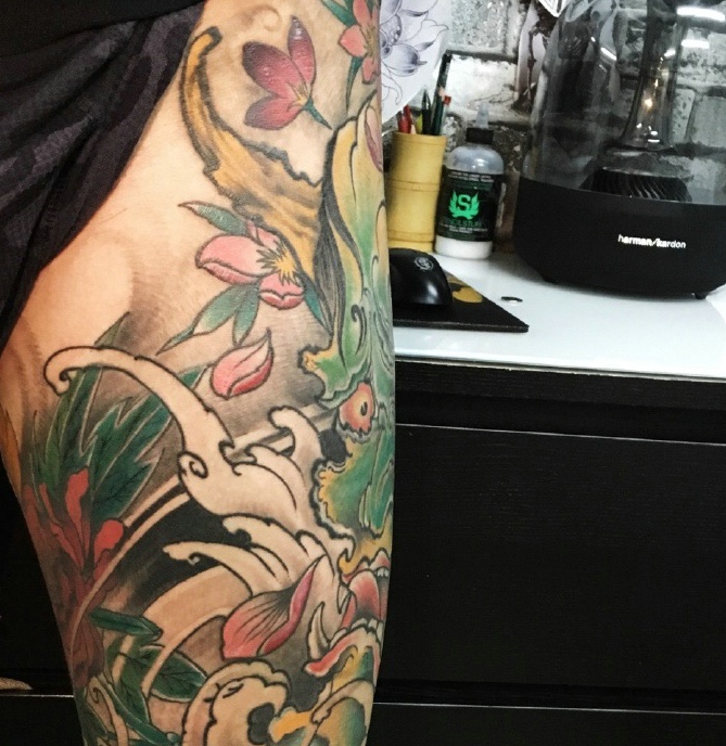 遮盖整个腿部的彩色般若纹身图案