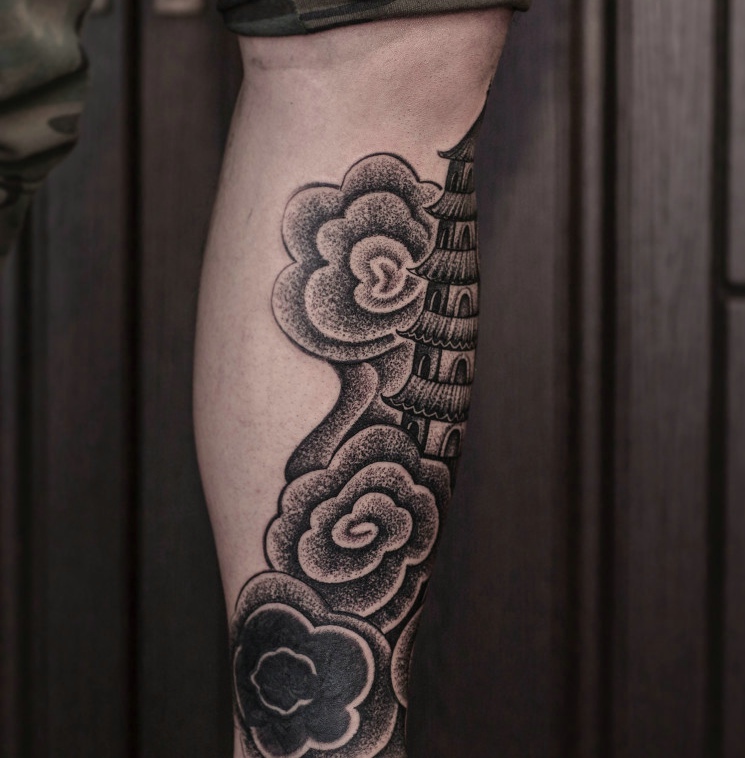 遮盖小腿一小部分的图腾纹身图案