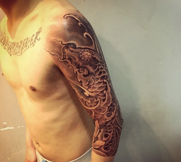 胸前英文与大臂鲤鱼的纹身图案