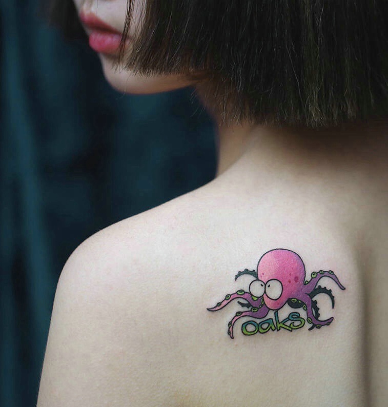 红唇美女后背彩色小图腾纹身图片