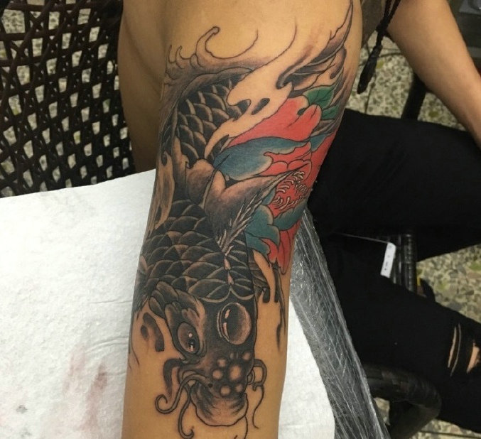 大臂年轻有活力的鲤鱼纹身图案