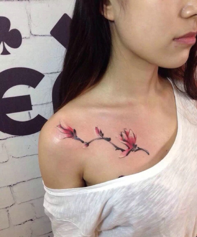 长发女孩锁骨处漂亮花朵纹身图案