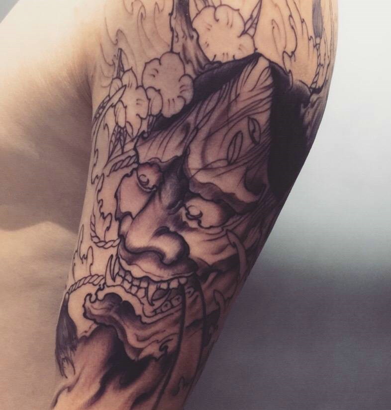 大臂黑灰传统小般若纹身图案