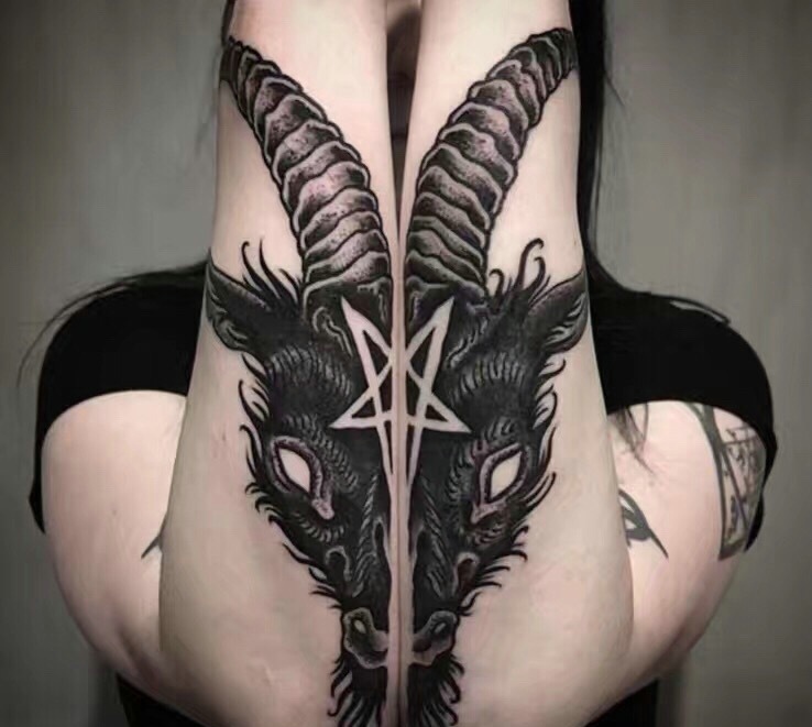 双手臂拼接而成的图腾纹身图案