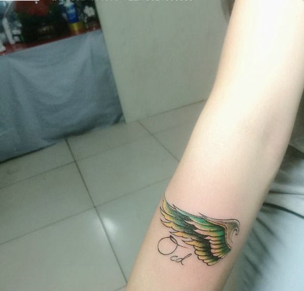 手臂彩色羽毛纹身图案很漂流