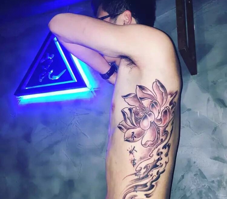 男士侧腰部好看的莲花纹身图案