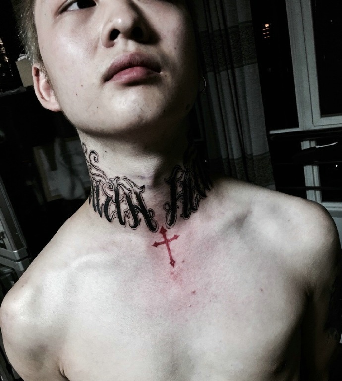 帅气男生脖子处花体英文纹身图案