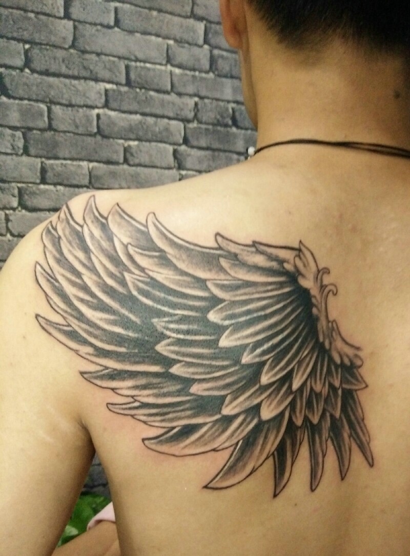 男士后背个性羽毛纹身图案