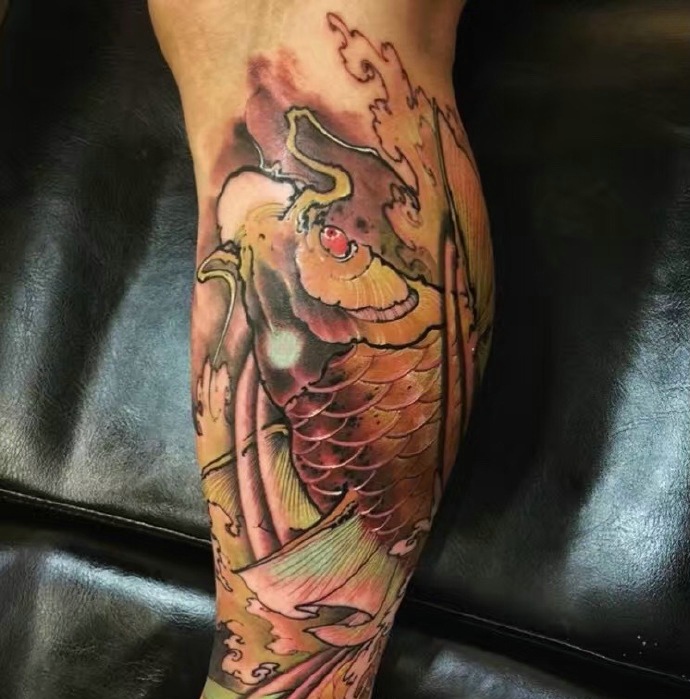 一组活力年轻派的鲤鱼纹身图案