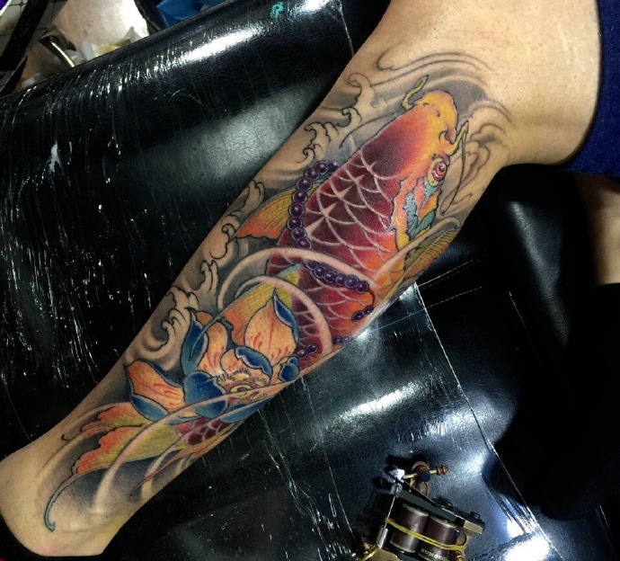 一组活力年轻派的鲤鱼纹身图案