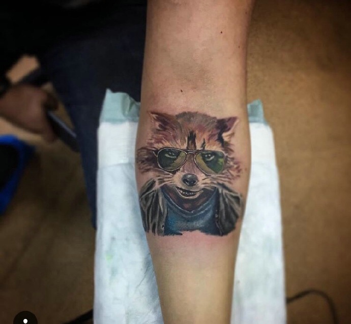 戴着眼镜的调皮小狗手臂纹身图案